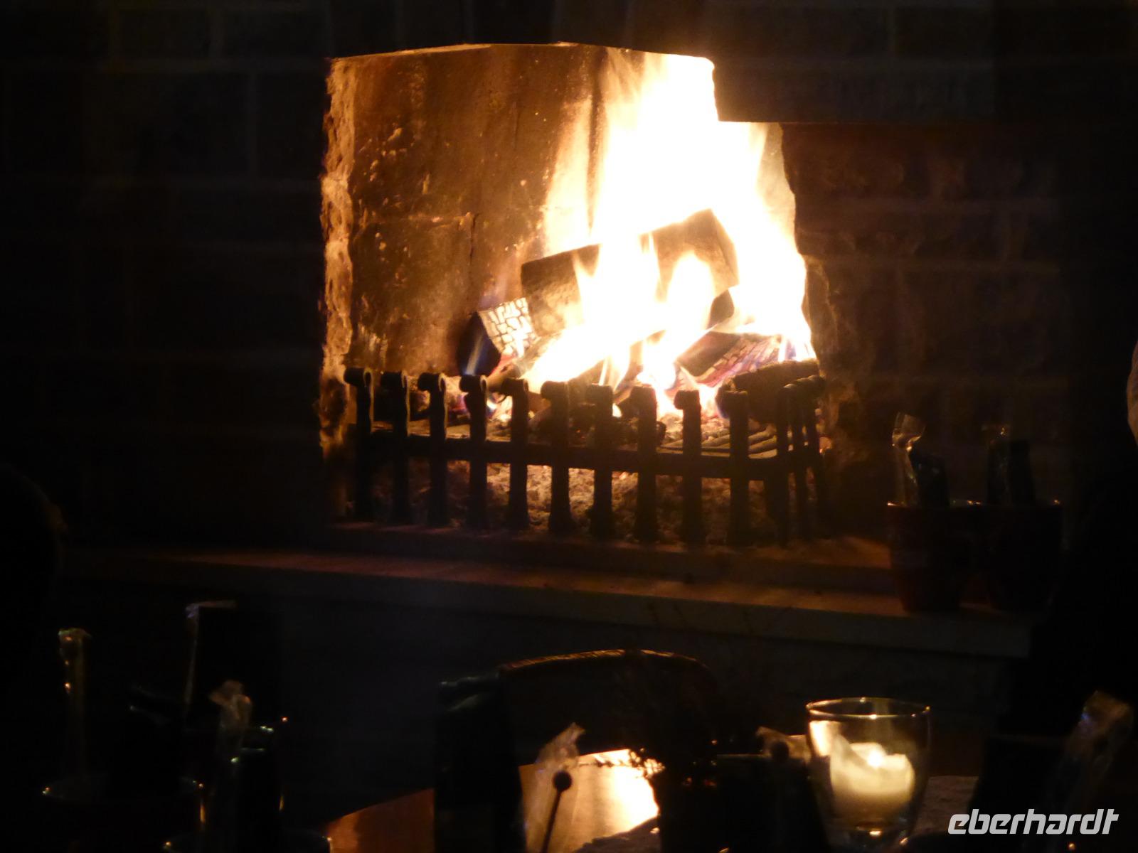 Kaminfeuer im Hotel.