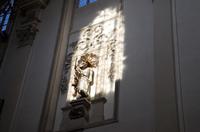 Die Sonne strahlt in die Kirche