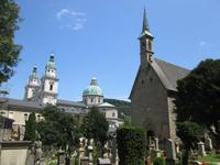 Salzburg:St.PeterKirche und Friedhof mit Domtürmen