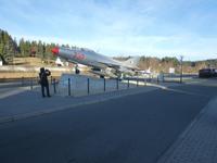 Flugzeug MiG-21F-13 vor dem Raumfahrtmuseum