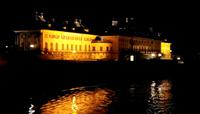 Schloss Pillnitz bei Nacht vom Wasser aus gesehen