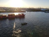 Klein gegen Groß - Blick vom Plaza der Elbphilharmonie Hamburg