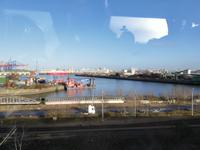 Blick aus dem Bus auf das Hamburger Hafengelände