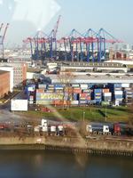 Blick aus dem Bus auf das Hamburger Hafengelände