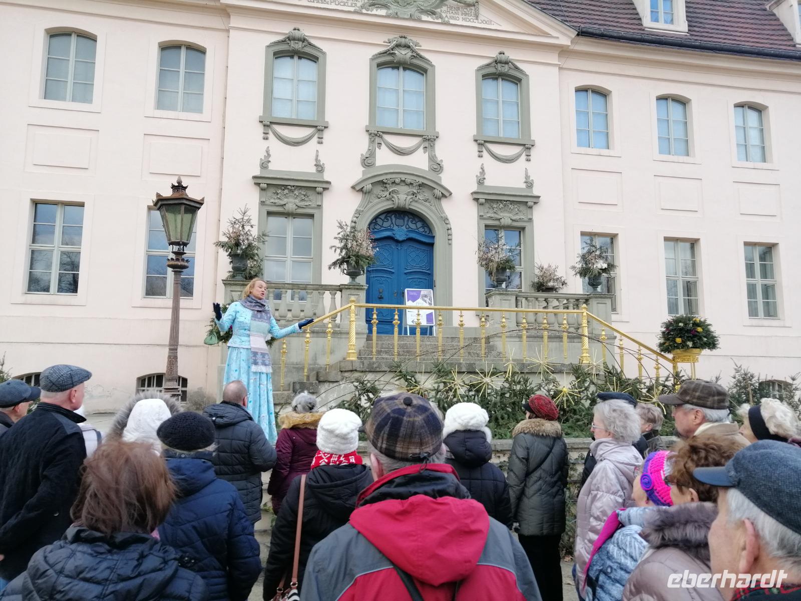 Im Schloß Branitz: Begrüßung der Gäste durch die Fürstin