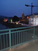 Blick von der Moselbrücke auf den Weihnachtsmarkt Traben Trarbach