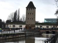 Petite France: Der Stadttorturm wird vom Vaubaun-Stauwerk bewacht...