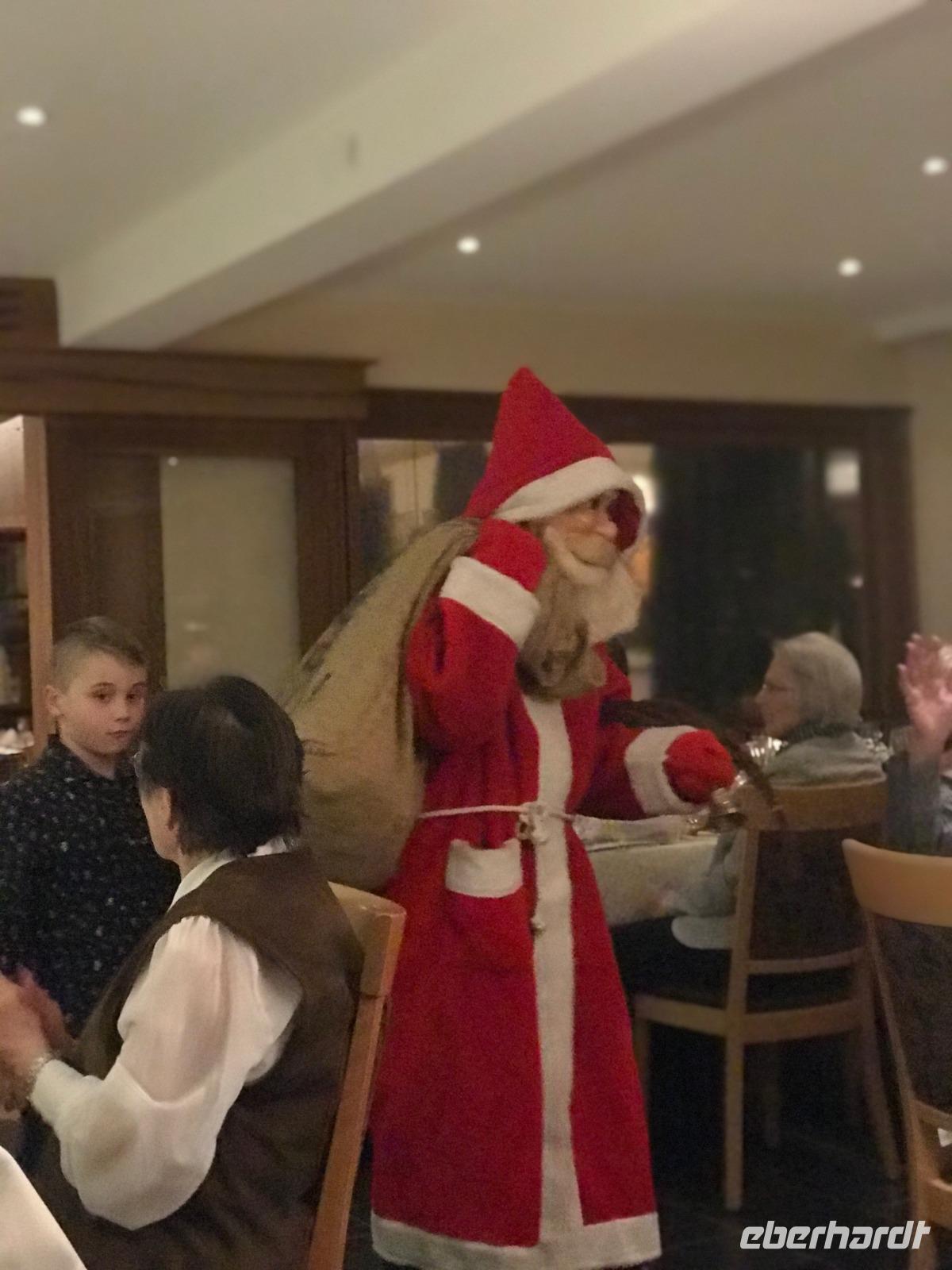 DerWeihnachtsmann kommt im Hotel 