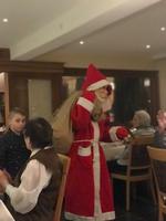 DerWeihnachtsmann kommt im Hotel 