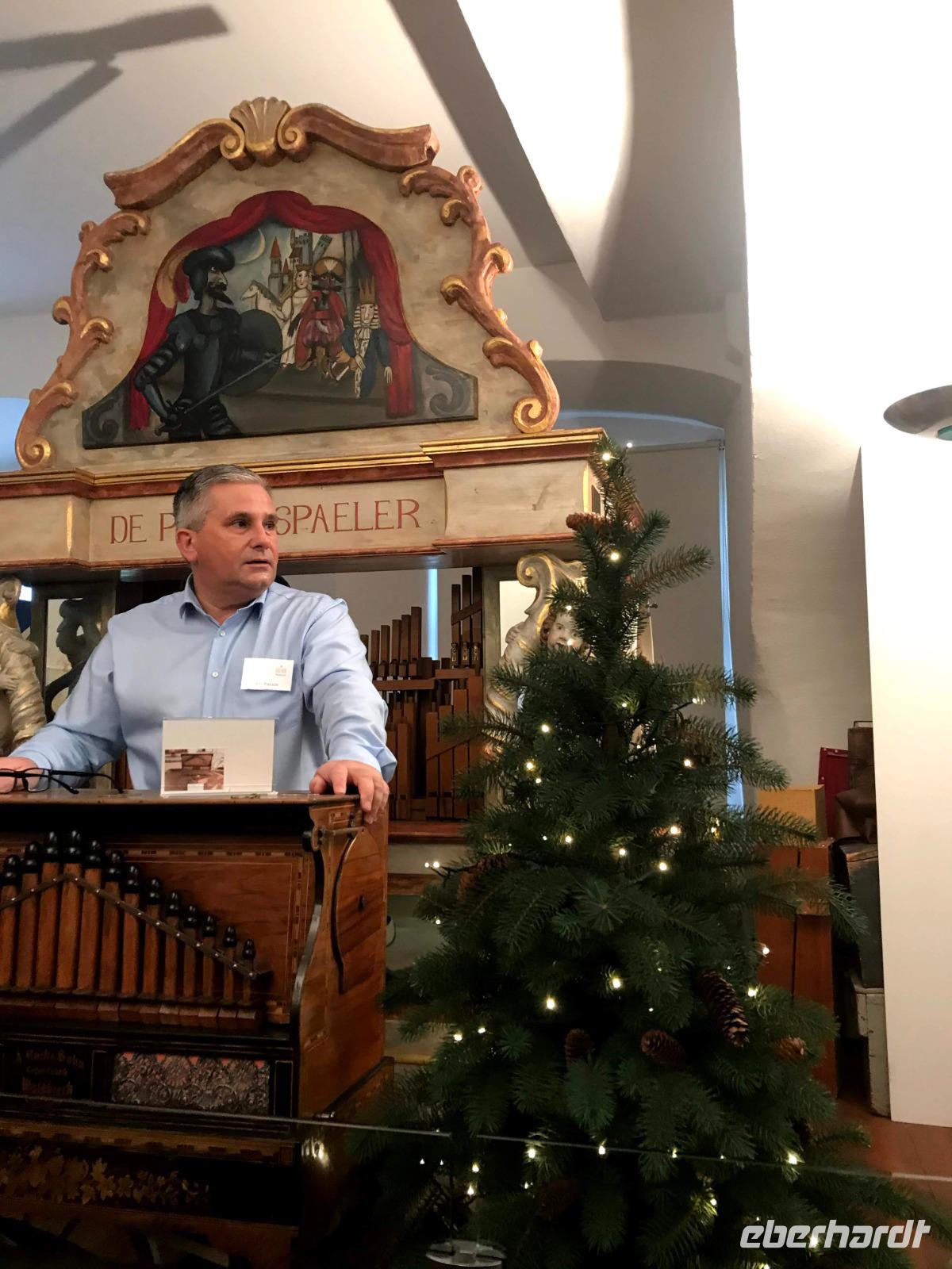 Cedric präsentiert eine der Orgeln in Waldkirch