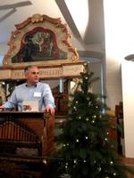 Cedric präsentiert eine der Orgeln in Waldkirch