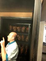 Fleischer und Schinkenräucherer Pfau bei seiner Einweisung im Räucherraum