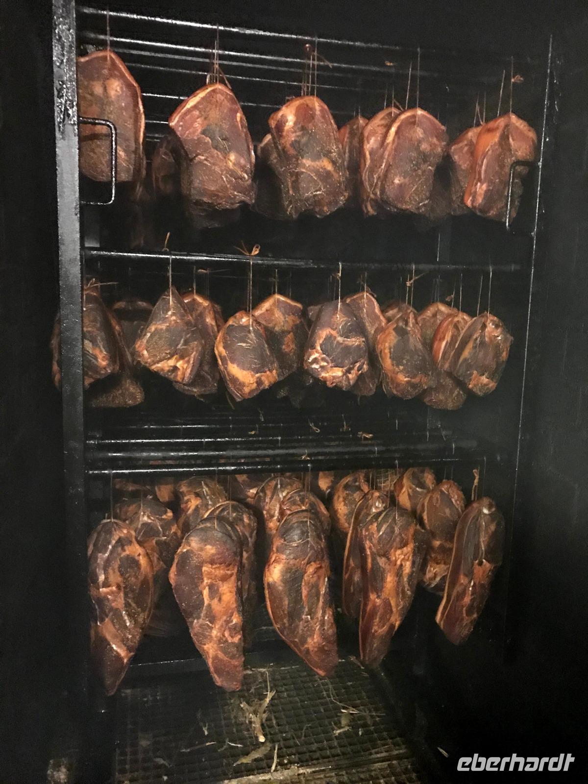 Drei Wochen räuchert guter Schwarzwaldschinken...