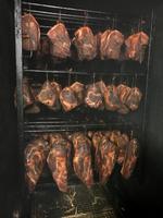 Drei Wochen räuchert guter Schwarzwaldschinken...