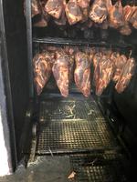 Drei Wochen räuchert guter Schwarzwaldschinken...