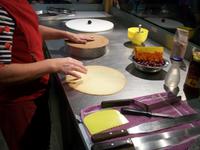 Eine Schwarzwälder Kirschtorte entsteht 