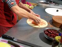 Eine Schwarzwälder Kirschtorte entsteht 