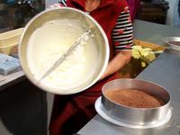 Eine Schwarzwälder Kirschtorte entsteht 