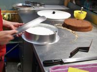 Eine Schwarzwälder Kirschtorte entsteht 