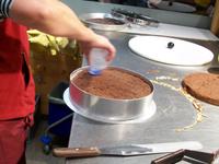 Eine Schwarzwälder Kirschtorte entsteht 