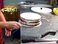 Eine Schwarzwälder Kirschtorte entsteht 