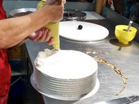 Eine Schwarzwälder Kirschtorte entsteht 