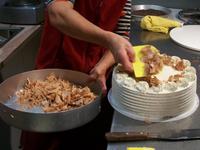 Eine Schwarzwälder Kirschtorte entsteht 