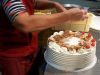 Eine Schwarzwälder Kirschtorte entsteht 