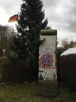 Mauerstein vor dem Hotel