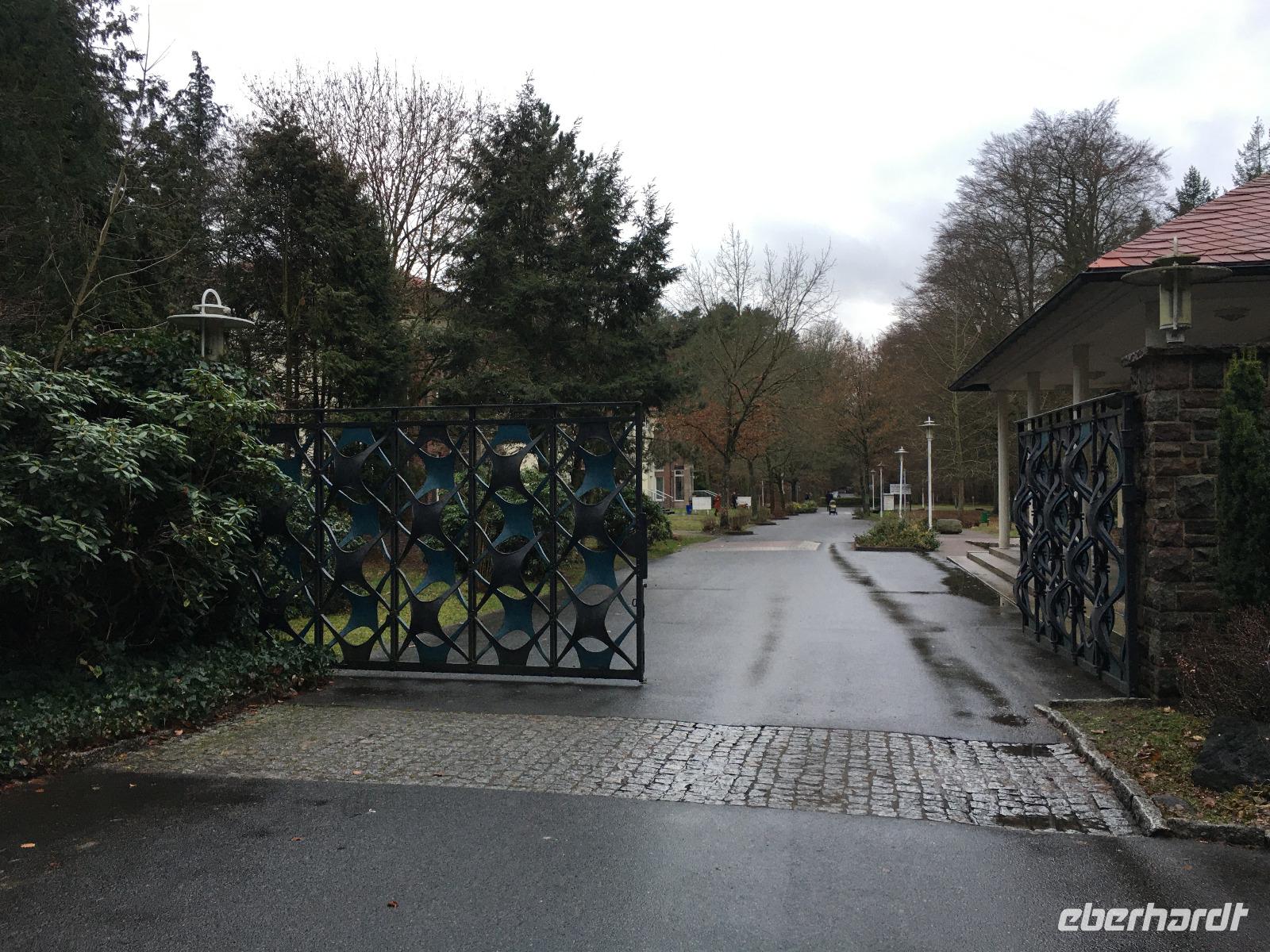 Die Repräsentanten Zufahrt zur Waldsiedlung