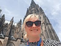 Flusskreuzfahrt A-ROSA • Reisebegleiterin Franzi vor dem Kölner Dom