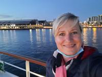 Flusskreuzfahrt mit A-ROSA FLORA • Reisebegleiterin Franzi bei der abendlichen Hafenrundfahrt in Amsterdam