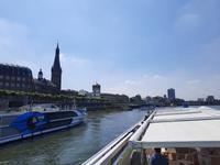 Flusskreuzfahrt mit A-ROSA FLORA • Fahrt auf dem Rhein vorbei an Düsseldorf