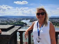 Flusskreuzfahrt mit A-ROSA FLORA • Franzi und Blick auf das Deutsche Eck mit Rhein und Mosel in Koblenz