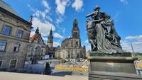 Blick auf den Schlossplatz in Dresden