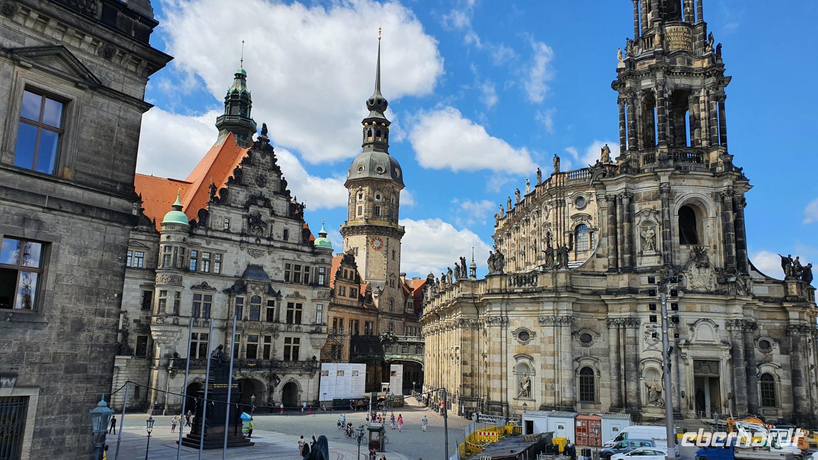 Schlossplatz in Dresden mit Hofkirche und Georgentor