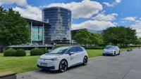 E-Golf vor der Gläsernen Manufaktur in Dresden