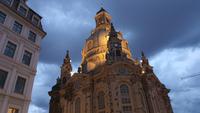 Die Dresdner Frauenkirche am Abend