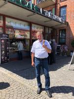 Unser immer gut gelaunter Busfahrer Jörg Hoffmann in Waren beim Eis probieren 