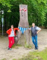 Reiseleitung und Busfahrer am Strandbad Stechlinsee