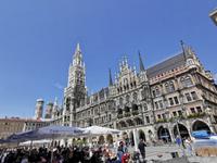 Die Türme des Wahrzeichens mit Neuem Rathaus, München