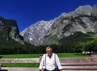 Busfahrer Hansjörg vor der Bergkulisse