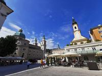 Das Café Glockenspiel und die Michaelskirche, Salzburg