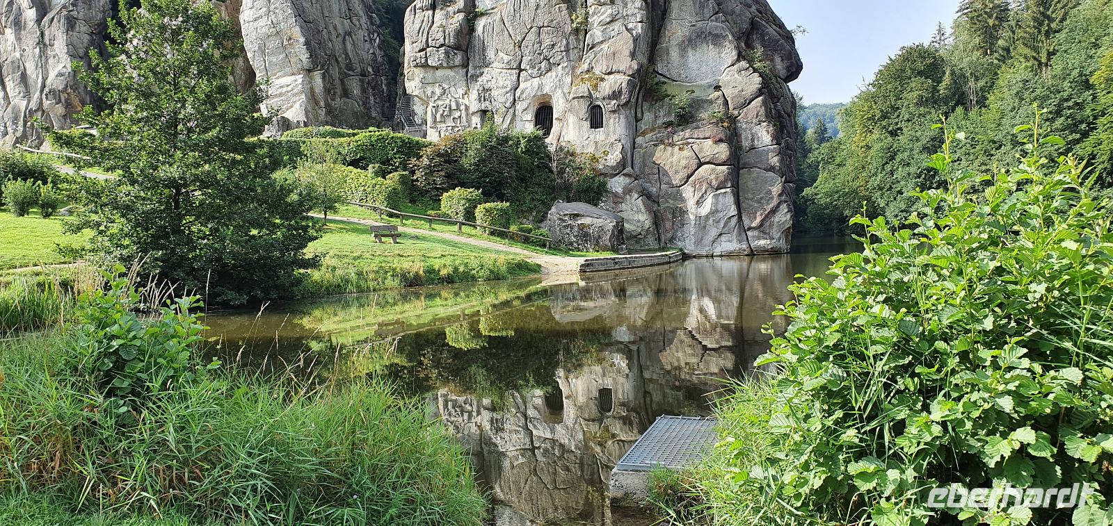 die Externsteine spiegeln sich im Wasser