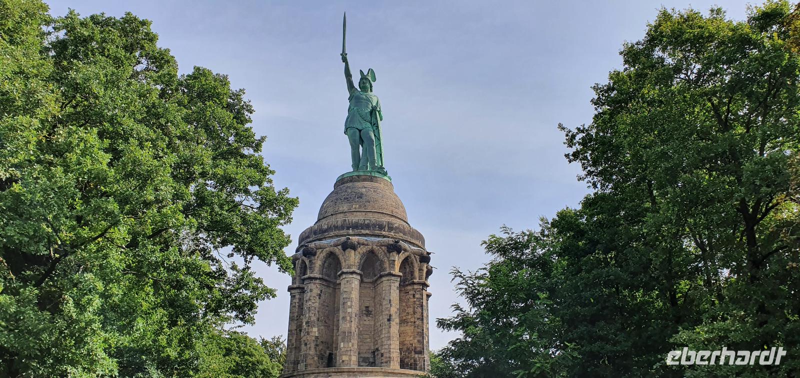 Hermannsdenkmal-als Symbol eines einigen deutschen Staates errichtet 