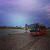 ... unser Bus am Rheinufer - Danke an unseren Fahrer Marcel