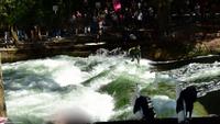 München - die stehende (Surfer-) Welle im Eisbach (Englischer Garten)