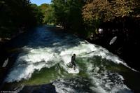 München - die stehende (Surfer-) Welle im Eisbach (Englischer Garten)