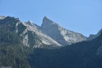 Bildmitte - Blaueishütte (1.680 m), Schärtenspitze