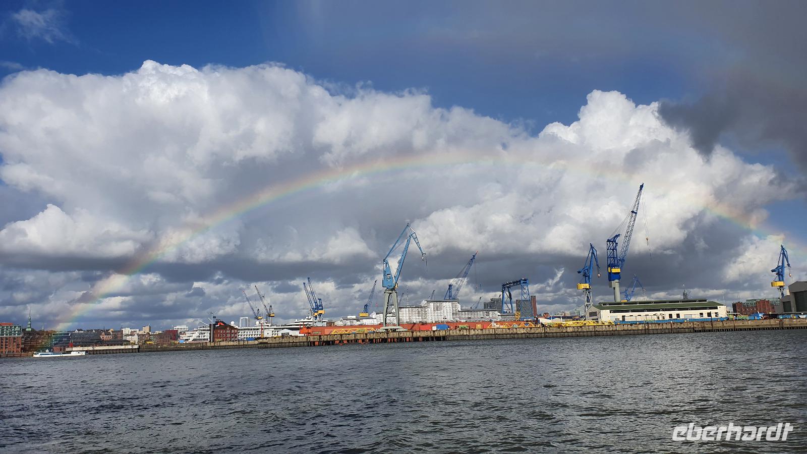 Regenbogen überm Hamburger Hafen